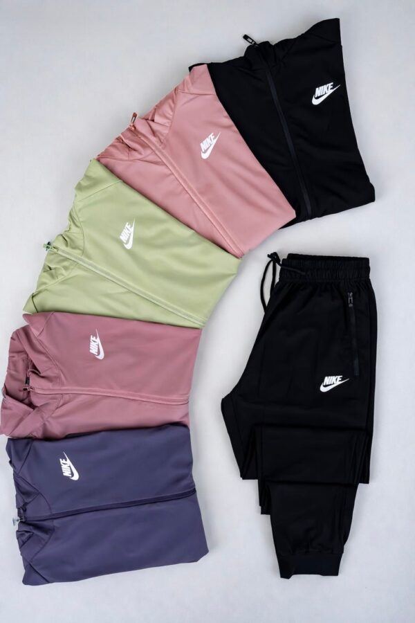 606e7a5f-e254-4c44-b8fe-d6d4b9f817c6 Conjunto Nike de mujer